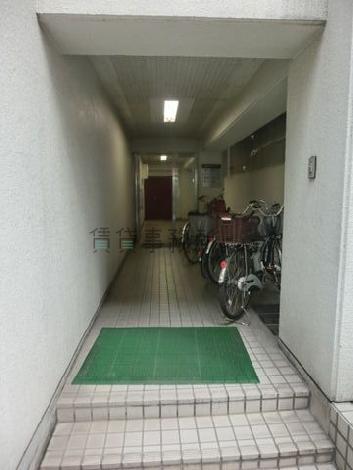 奥にエレベーターホールがあります