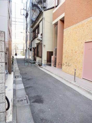 路地エリアに面した玄関前通り