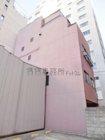 シンプルに構成された側面壁