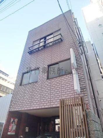 玄関前の通りから見上げた外壁