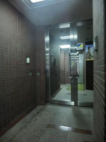 ガラス張りの両開き扉を採用