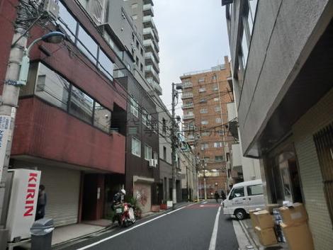 物件前の道路は、車通りが少なく静かです