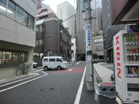 正面玄関から右方向の写真