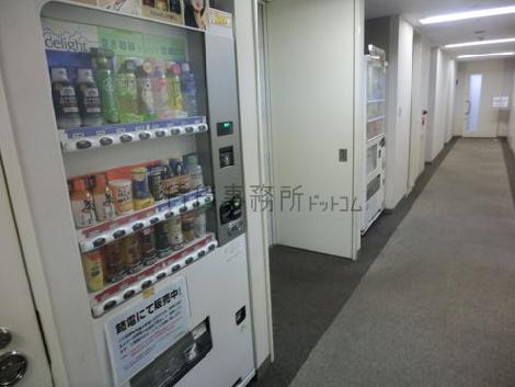 共用廊下に自動販売機があります