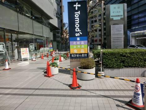 玄関前は広めの敷地で余裕があります