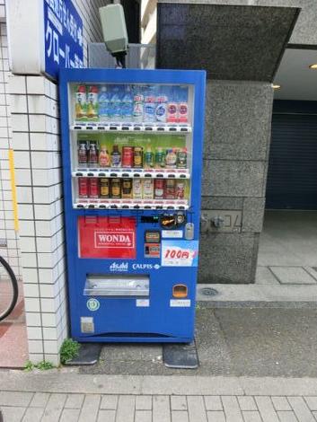ビル外には自販機設置