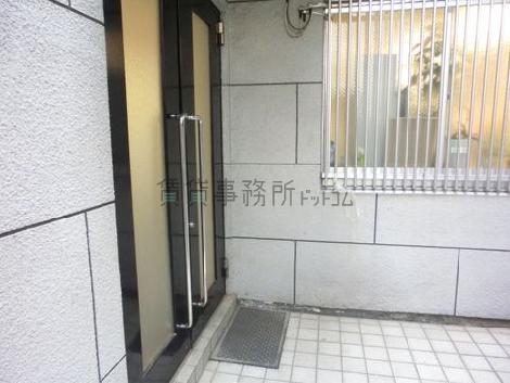 裏口からエントランスホールに入る事もできます