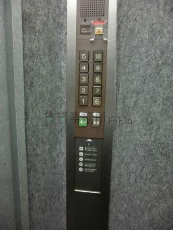 エレベーター内のボタンです