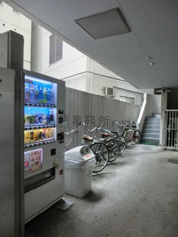 駐輪場に自動販売機があります。