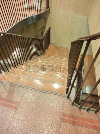 下の階への階段