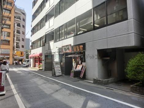 正面玄関前の通り