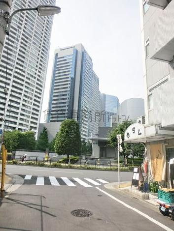 全面道路から港南地区の高層ビルが見えます