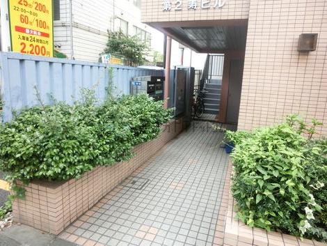 建物左側が玄関口になります