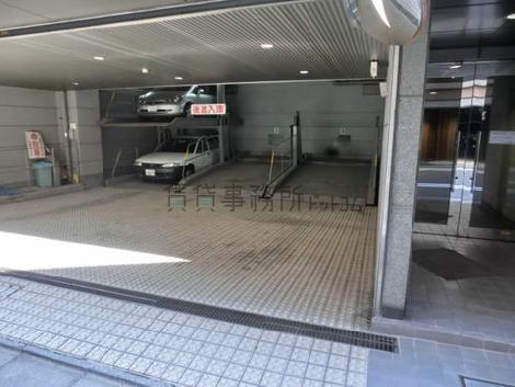 裏口側は駐車場