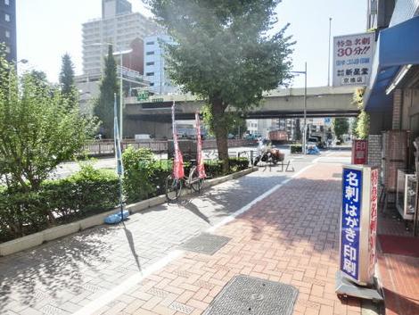 街路樹の立ち並ぶ前面歩道