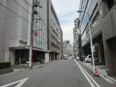 周辺は閑静なオフィス街です