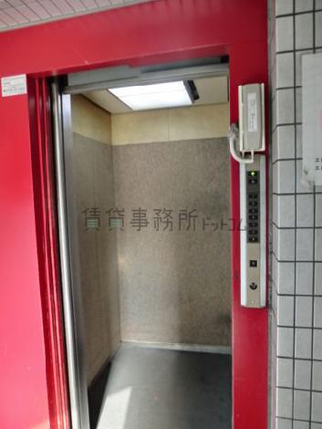 エレベーター内部