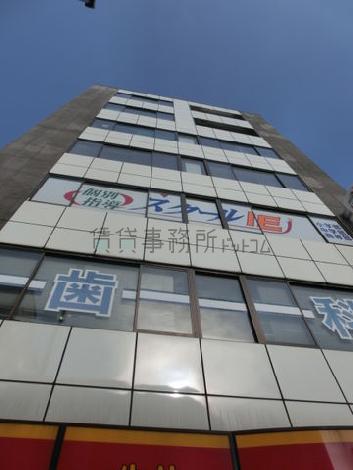 建物正面見上げるアングル