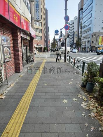 建物正面歩道