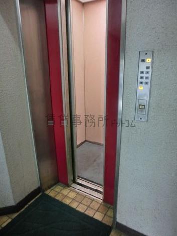 赤いドアのエレベーター
