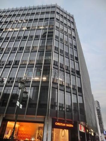 ２面を道路に面した角地にたっています