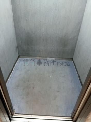 エレベーター内部