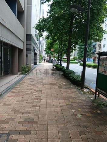 建物前の歩道（銀座方面）