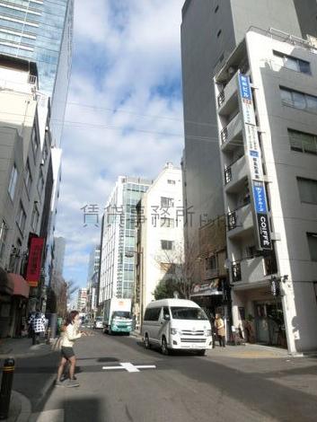 三越前駅へ向かう公道です