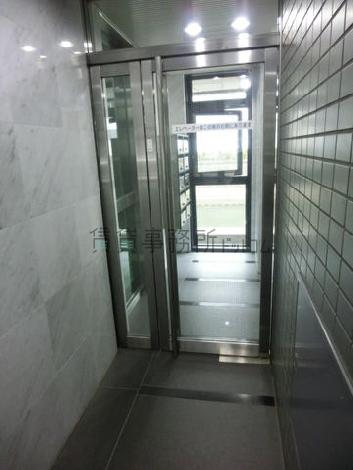 エントランスからエレベーターホールへ向かう扉