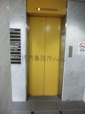 ９人乗りの黄色いエレベーター