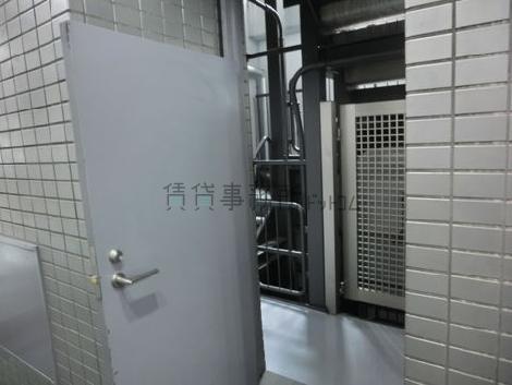 エントランスに通用口があります