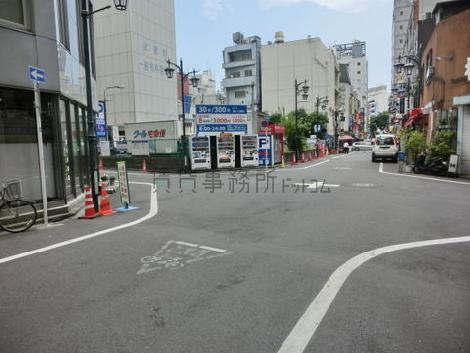 裏手は商店が立ち並ぶ通りです