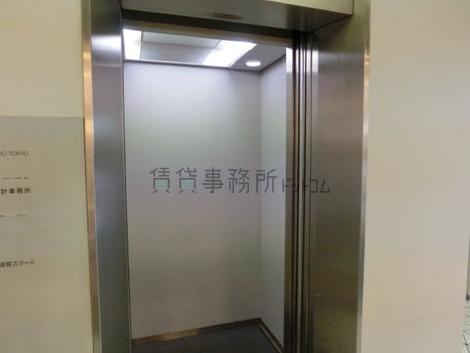 エレベーター内です