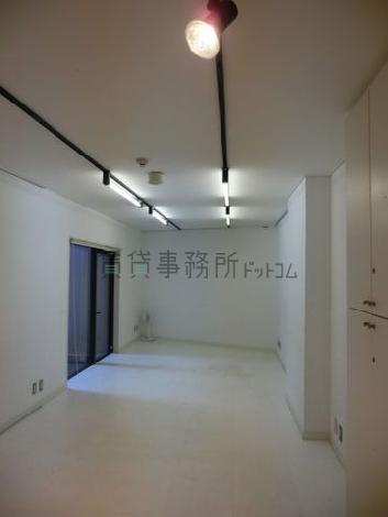 奥行きがある室内です