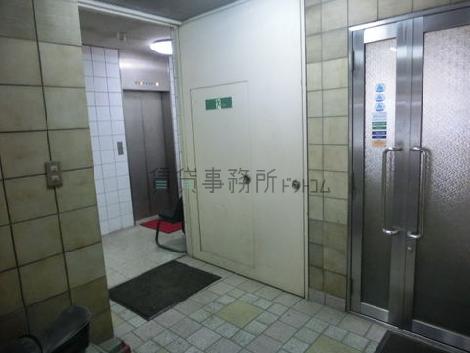 エントランス奥にエレベーターホールです