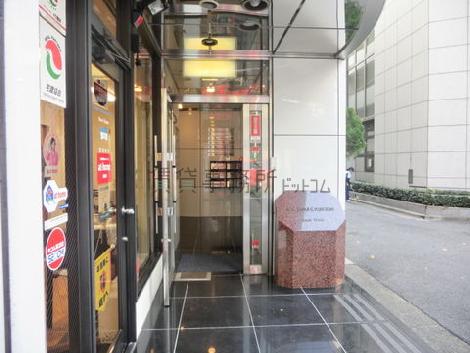 正面入口にあるビルサインです