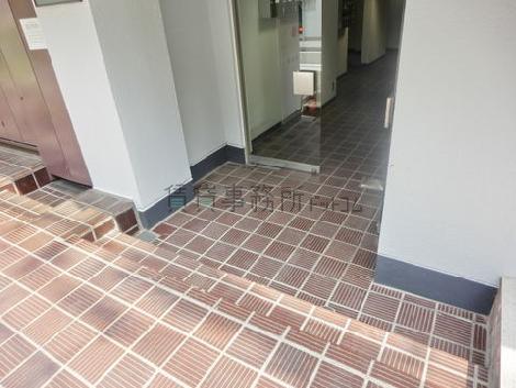 正面玄関の前に低めの段差があります