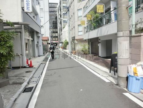 大通りがすぐ近くにあります