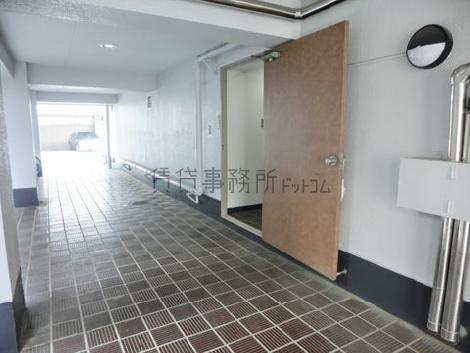 連絡通路です。ビル両側をつないでいます