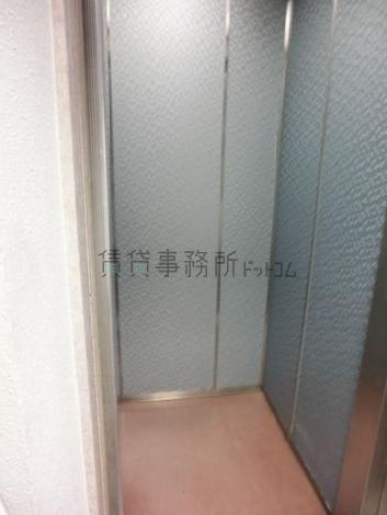 明るく綺麗なエレベーター内です