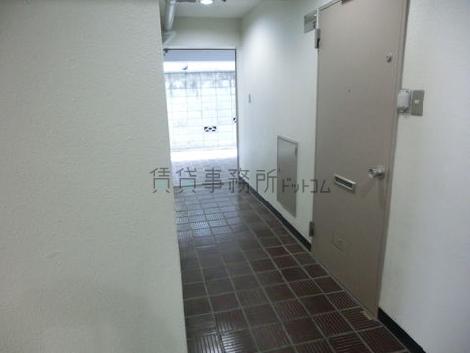 エントランス突き当りです。連絡通路へと出ることができます