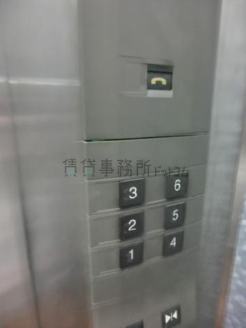 エレベーター操作パネルです。上方に6人乗りと記載してあります