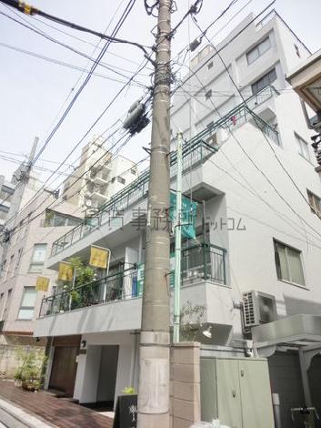 下層部がせり出ているのが特徴的です