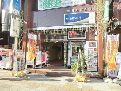 看板が多く設置された正面玄関です