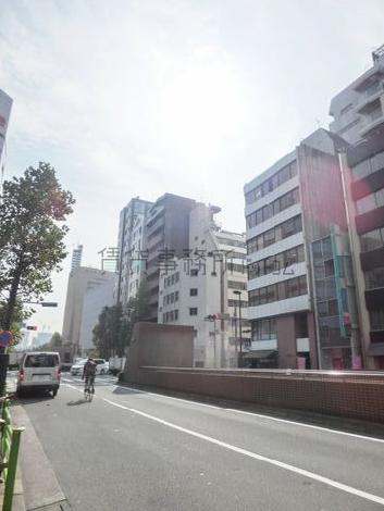 築地市場駅へと連絡します