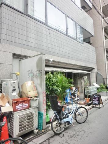 １階エントランス付近は賑やかです