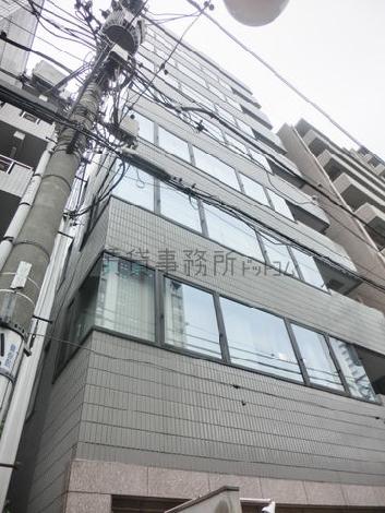 通りに向って大きくとられた採光面
