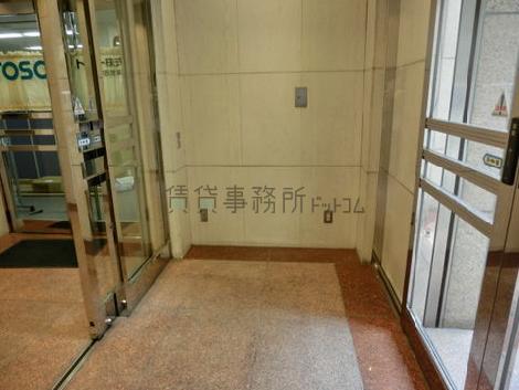玄関口は二重扉です