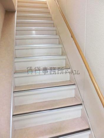 手摺の陽いされた階段空間