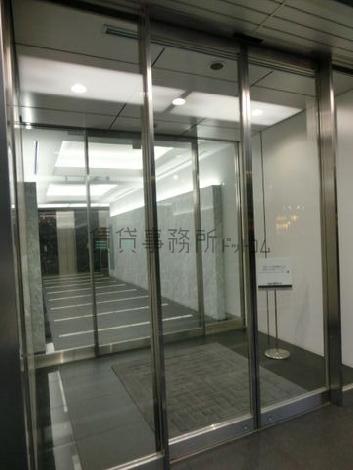 ガラスドアは自動です